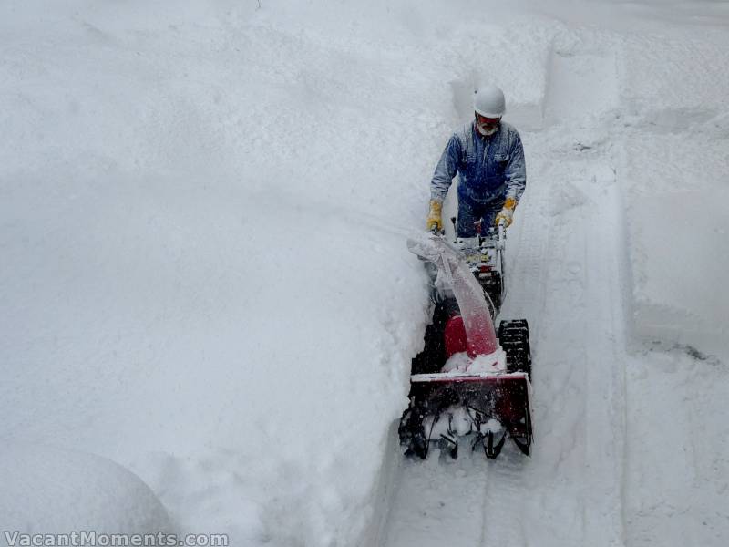 Fresh snow means snow clearing has recommenced in Niseko (Rosco)